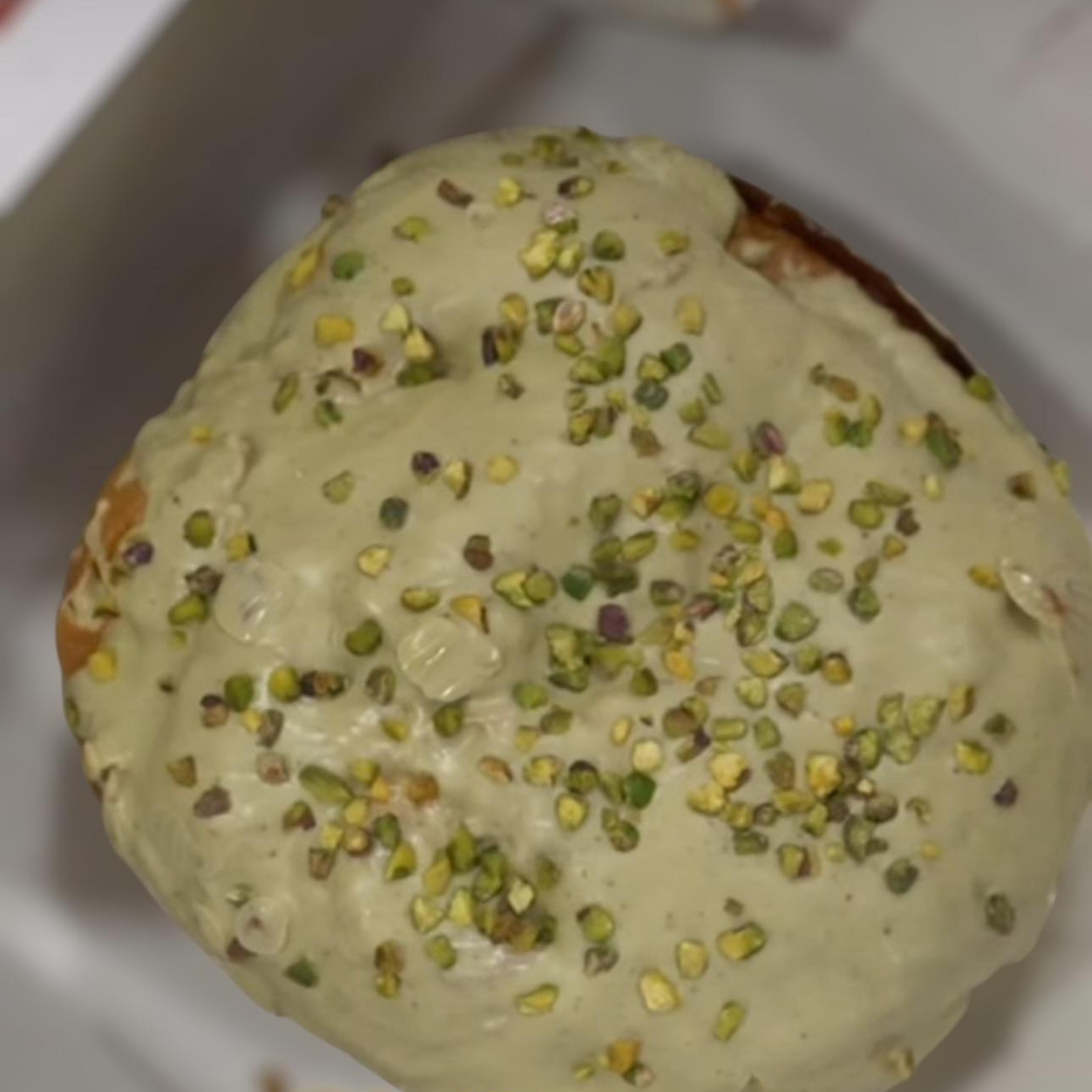 Obenansicht von italienischem Pistazien-Panettone mit cremiger Pistazienglasur