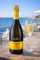 Prosecco DOC Treviso Extra Dry 2024 Montagner Flasche und Glas am Meer, italienischer Schaumwein gekühlt mit feiner Perlage