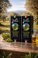 Premium Olio Extra Vergine di Oliva aus Italien mit Oliven und Ölflasche in natürlicher Landschaft
