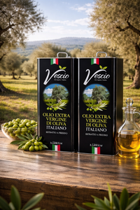 Premium Olio Extra Vergine di Oliva aus Italien mit Oliven und Ölflasche in natürlicher Landschaft
