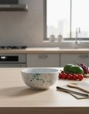 Keramikschüssel im mediterranen Stil auf Küchentisch in moderner Küche – Servierschüssel Bella Italia Store
