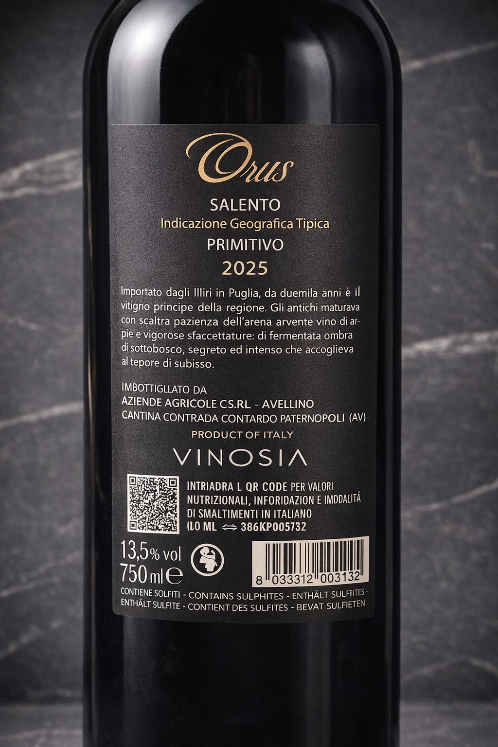Rückseite Weinflasche Primitivo Vinosia Orus 2025 Italien mit Produktinformationen, Etikett und Barcode