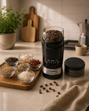     DeLonghi Kaffeemühle mit Kaffeebohnen und Gewürzen in moderner Küche