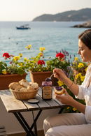 Italienische Zwiebelmousse aus Tropea auf frischem Brot serviert am Meer – mediterrane Delikatessen Szene mit Delizie Vaticane Produkt