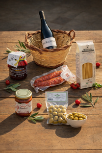 Rustikaler italienischer Geschenkkorb mit Wein und Antipasti Spezialitäten für Ostern