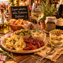 Handgefertigter italienischer Feinkost Geschenkkorb mit Mousse di Cipolla di Tropea, Artischocken, Olive Rustiche, Pomodoro della Nonna und sizilianischer Pistaziencreme, elegant verpackt