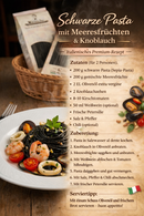 Schwarze Sepia Pasta mit Meeresfrüchten auf Teller, italienisches Premiumgericht mit Garnelen, Muscheln und Tomaten, daneben Colacchio schwarze Pasta Verpackung auf Hol