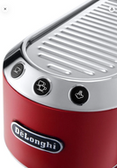     DeLonghi Dedica Kaffeemaschine rot Bedienknöpfe Detail Edelstahl Oberfläche