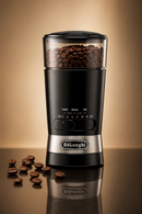     DeLonghi KG210 Kaffeemühle frisch gemahlener Kaffee auf Küchentisch