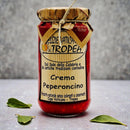 Italienische Peperoncino Creme im Glas von Delizie Vaticane Tropea, scharfe Chili-Paste aus Kalabrien auf neutralem Hintergrund