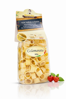 Kalabrische Pasta Calamarata 500g von Colacchio – italienische Hartweizennudeln in transparenter Verpackung mit Tomaten und Basilikum auf weißem Hintergrund