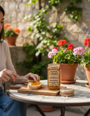 Italienische Bergamotte Marmelade aus Tropea auf Terrasse serviert, geöffnetes Glas mit Brot, mediterrane Atmosphäre