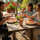 Italienische Peperoncino Creme im Glas auf Tisch mit Pizza und Wein, mediterrane Szene beim Essen im Freien