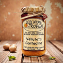 Vellutata Contadina Gemüsecreme aus Kalabrien im Glas mit frischem Brot auf Küchentisch – italienische Feinkost von Delizie Vaticane di Tropea