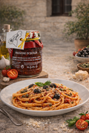 Italienische Pasta Spaghetti alla Siciliana mit Passione di Sicilia Tomatensauce, Oliven und Kapern – authentisches mediterranes Gericht 