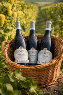 Cà dei Frati Lugana I Frati Weißwein Flaschen im Korb im Weinberg mit reifen Trauben in Italien