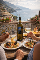 Greco di Tufo Feudi di San Gregorio Weißwein bei mediterranem Dinner mit Pasta und Meeresfrüchten an der Amalfiküste