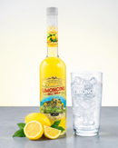 Limoncino dell’Isola Zitronenlikör aus Kalabrien in Glasflasche mit frischen Zitronen und Minze auf Holztisch – italienischer Limoncello Likör Bella Italia Store
