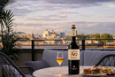 La Grappa 903 Barrique auf einer eleganten italienischen Terrasse mit Stadtblick – edler italienischer Digestif
