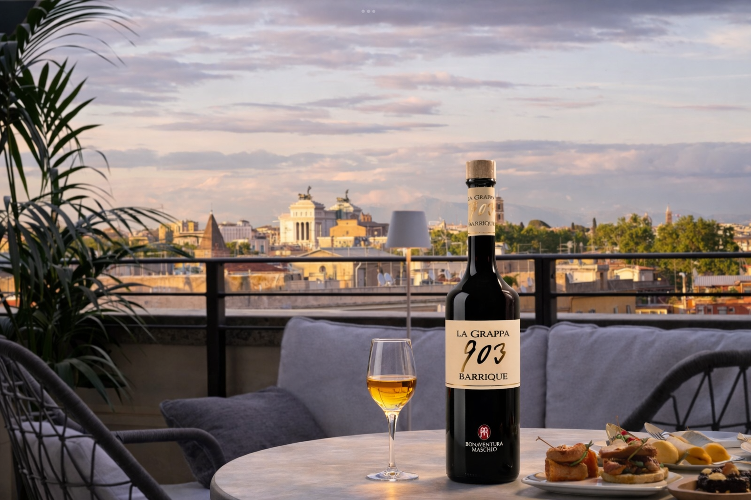 La Grappa 903 Barrique auf einer eleganten italienischen Terrasse mit Stadtblick – edler italienischer Digestif
