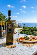 Italienischer Falanghina Weißwein mit mediterraner Aussicht – hochwertiger Wein aus Italien bei Bella Italia Store
