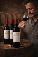 Italienischer Rotwein Nèprica Primitivo Puglia – Weinverkostung im Weinkeller mit sommelier und hochwertigen italienischen Rotwein.