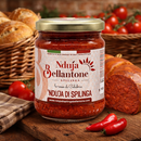 Nduja di Spilinga Bellantone im Glas mit Brot und Chili – traditionelle kalabrische Spezialität aus Italien
