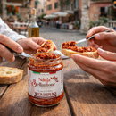 Cremige ’Nduja di Spilinga Bellantone im Glas – kalabrische Chilipaste auf Brot serviert auf einer italienischen Terrasse