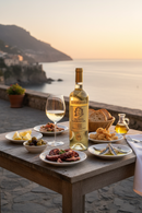 Donna Giovanna Weißwein von Tenuta Iuzzolini mit mediterranen Meeresfrüchten und italienischer Küche