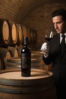 Italienischer Rotwein Paternum von Tenuta Iuzzolini im Weinkeller bei der professionellen Weinverkostung