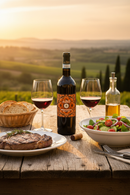 Premium italienischer Rotwein mit Steak, Salat und mediterranen Spezialitäten auf einer toskanischen Terrasse bei Sonnenuntergang – italienische Feinkost online bei Bella Italia Store