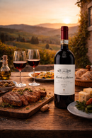 Chianti Classico Rotwein auf einer toskanischen Terrasse mit Steak, Käse, Oliven und mediterranen Spezialitäten – italienische Delikatessen und Wein online bestellen