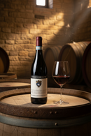 Elegante Flasche Colle Corviano Montepulciano d'Abruzzo Rotwein auf einem Holzfass im traditionellen Weinkeller mit gefülltem Weinglas – italienischer Premiumwein bei Bella Italia Store online kaufen