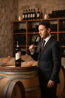 Valpolicella Ripasso italienischer Rotwein wird im Weinkeller von einem Sommelier verkostet – eleganter Rotwein aus Italien online bestellen