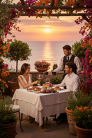 Romantisches Dinner bei Sonnenuntergang mit italienischem Rotwein, Pasta und Antipasti auf einer Terrasse mit Blick auf das Meer – italienische Weinkultur genießen
