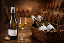 Premium Pinot Grigio Weißwein Präsentation mit Glas und Korb
