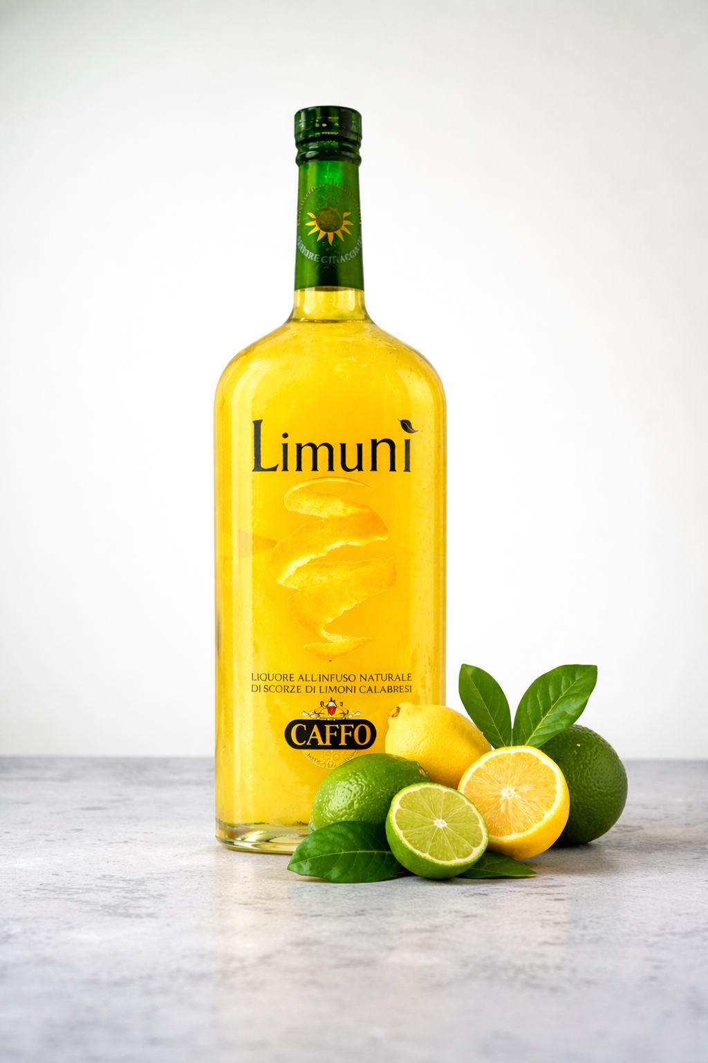 Limuni Zitronenlikör von Caffo in gelber Flasche mit frischen Zitronen und Limetten – italienischer Limoncello aus Kalabrien online kaufen Bella Italia Store