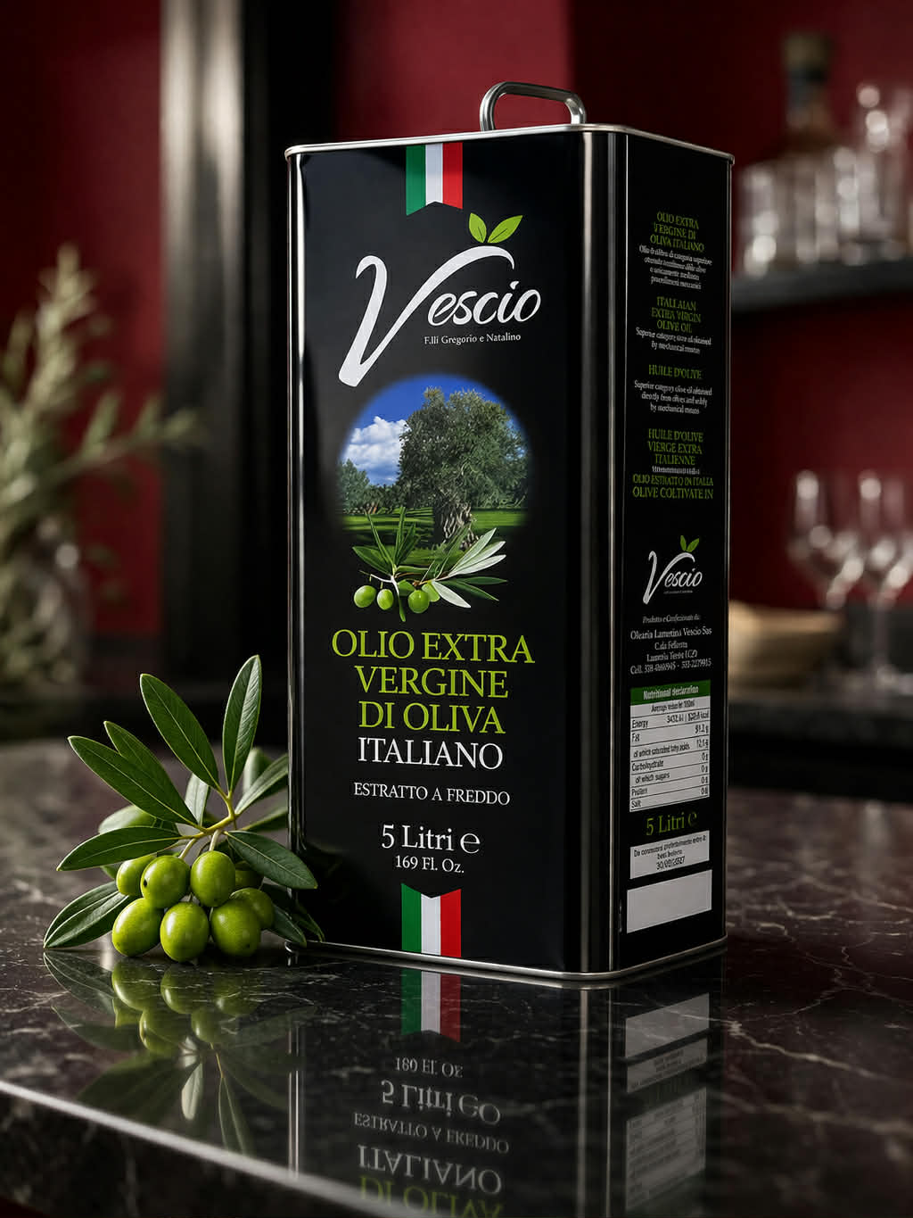 Italienisches Olivenöl extra vergine 5L in Metallkanister mit frischen Oliven auf eleganter Küchenoberfläche