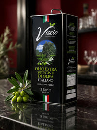 Italienisches Olivenöl extra vergine 5L in Metallkanister mit frischen Oliven auf eleganter Küchenoberfläche