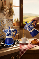 Espressokocher Bialetti blau gießt frischen Espresso in Tasse – italienisches Frühstück mit Croissant