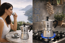 Bialetti Moka Express auf Gasherd italienische Kaffeemaschine in Küche Espresso Zubereitung