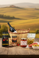 Rustikaler Geschenkkorb Italien mit Wein, Oliven und Feinkost auf Holztisch – authentische italienische Spezialitäten
