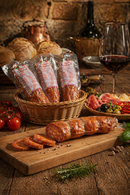Italienische Salami auf Holzbrett geschnitten, vakuumverpackte Salami im Korb