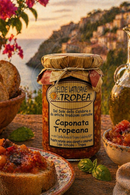 Italienische Caponata aus Tropea – Caponata Tropeana mit roter Zwiebel auf frischem Brot, mediterrane Antipasti Spezialität aus Kalabrien