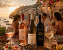 Italienisches Weinpaket bei Abendessen mit Freunden auf Terrasse am Meer