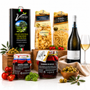Italienisches Delikatessen Paket mit Olivenöl 5L, Pasta, Pesto Rosso und italienischem Wein auf weißem Hintergrund mit Spiegelung