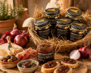 Confiture di Cipolla im rustikalen Korb – Zwiebelmarmelade aus Sizilien mit Antipasti Präsentation