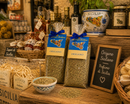 Getrockneter Oregano aus Sizilien im rustikalen Regal – italienische Gewürze Präsentation