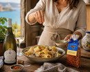 Peperoncino frantumato wird über Pasta gestreut – italienisches Chili Gewürz für mediterrane Küche