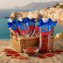 Peperoncino intero aus Sizilien im Geschenkkorb am Meer – italienische Chili Premium Spezialität